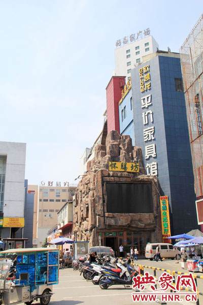 在該酒店一層的入口處，屹立著一座4層樓高的假山，氣勢雄偉。