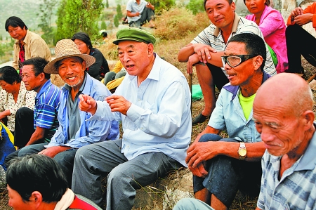 在唐莊，當(dāng)?shù)厝罕娒看我姷絽墙鹩】傆姓f不完的知心話。記者 史長來 攝