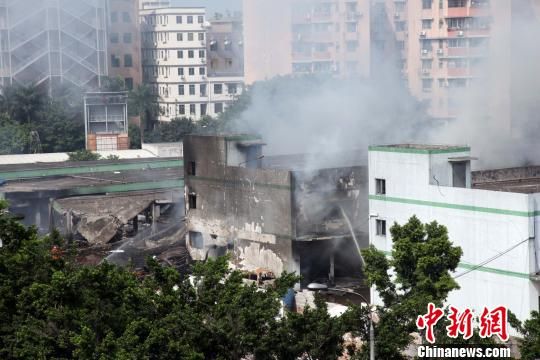 廣州白云區(qū)一倉(cāng)庫(kù)爆炸致4死36傷，事發(fā)3個(gè)多小時(shí)后現(xiàn)場(chǎng)仍冒著白煙?！「邩s權(quán) 攝