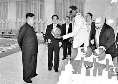 平壤，朝鮮最高領(lǐng)導(dǎo)人金正恩接待再次來訪的美國籃球明星羅德曼。