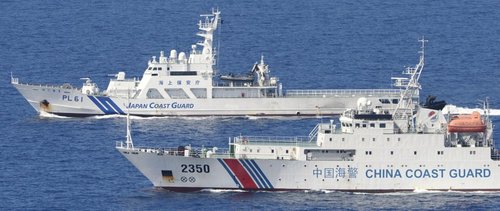 日本海上保安廳的4艘巡邏船則在數(shù)百米開(kāi)外與之并列航行，展開(kāi)一對(duì)一較量。