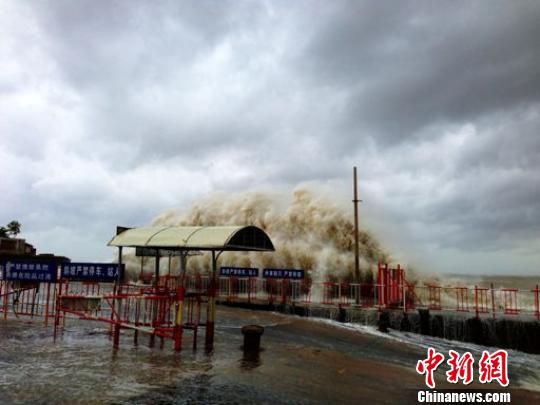 汕頭澄海萊蕪碼頭潮位猛漲，巨浪洶涌。