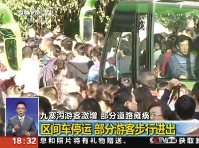 部分游客因等候時間長，強行攔停區(qū)間車。