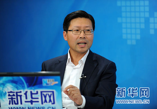 圖為嘉賓與主持人交談。新華網(wǎng) 陳競超 攝