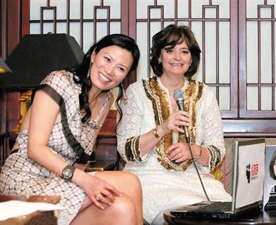 英國《每日郵報》刊發(fā)了一張鄧文迪曾幫助布萊爾夫人在中國推銷其自傳的圖片。