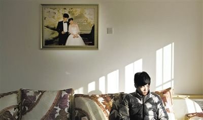 11月28日，青島膠南，丁海偉的婚房掛著與妻子的結(jié)婚照。如今妻子和未出世的孩子都已離世。新京報(bào)記者 周崗峰 攝
