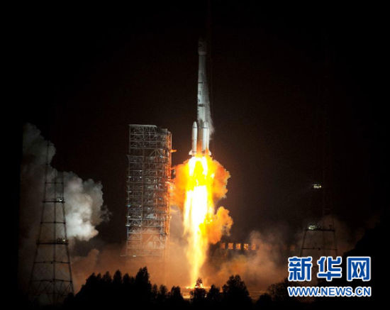 12月21日,載有玻利維亞通信衛(wèi)星的長征三號乙運載火箭點火發(fā)射。當(dāng)日零時42分,我國在西昌衛(wèi)星發(fā)射中心用長征三號乙運載火箭,成功將玻利維亞通信衛(wèi)星發(fā)射升空,衛(wèi)星順利進入預(yù)定軌道。玻利維亞通信衛(wèi)星是該國擁有的第一顆衛(wèi)星。新華社記者 燕雁 攝