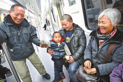 乘客中有80歲的老人，也有幾歲大的小孩，他們眼神共同傳遞著：新鮮和好奇。記者王錚攝