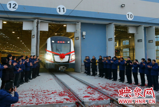 12月28日早上7點(diǎn)39分，編號(hào)為0111的列車(chē)駛出鄭東車(chē)輛段開(kāi)往市體育中心站