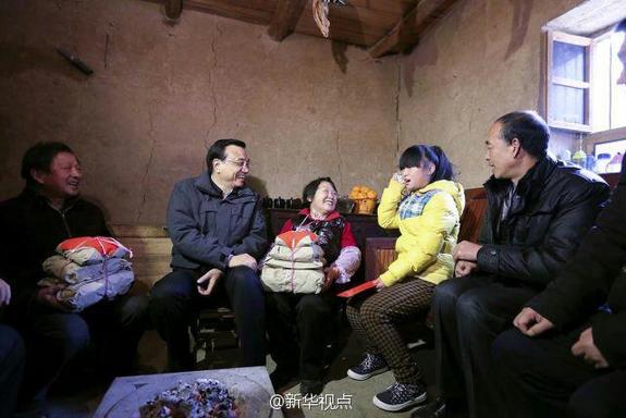 27日，李克強到安康旬陽金坡村看望留守兒童。