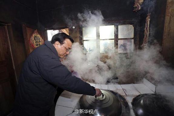 27日，李克強到安康旬陽金坡村看望留守兒童。