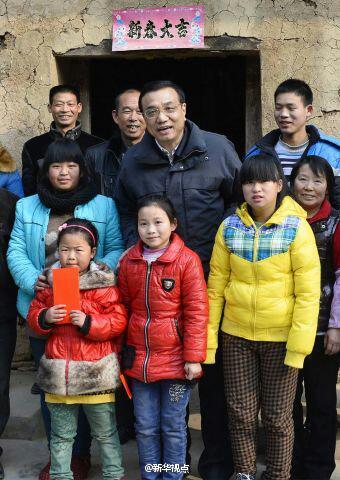 27日，李克強到安康旬陽金坡村看望留守兒童。