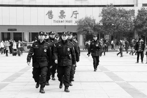 3月2日，鄭州市特警加強(qiáng)對人員密集場所的武裝巡邏。