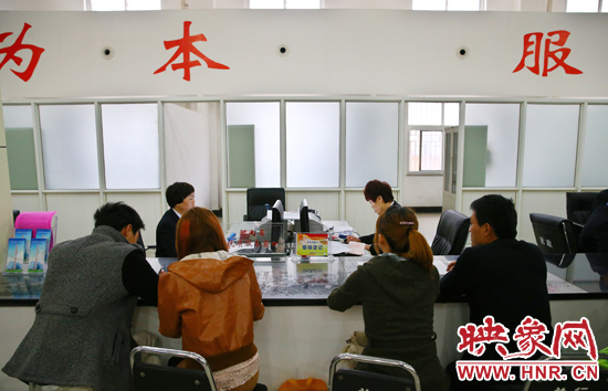 在陽光大廈一樓大廳內(nèi)，分布著人社局、民政局等與群眾利益相關(guān)的民生服務(wù)窗口。