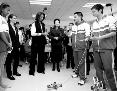 昨天上午，彭麗媛與米歇爾共同參觀北師大二附中，觀看學(xué)生們演示自己設(shè)計制作的幾何機器人。