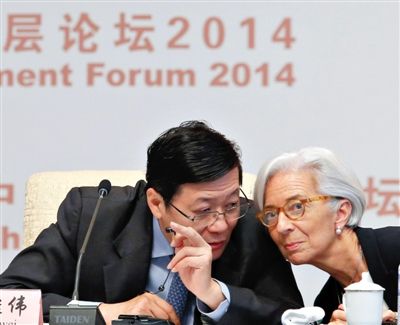 “中國發(fā)展高層論壇2014開幕式”上，國際貨幣基金組織總裁拉加德與中國財政部部長樓繼偉（左）討論。