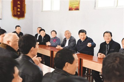 3月17日，習(xí)近平在河南省蘭考縣東壩頭鄉(xiāng)張莊村村委會(huì)與干部群眾座談，聽(tīng)取意見(jiàn)和建議。
