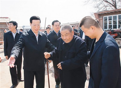3月26日，張高麗在吉林省農(nóng)安縣農(nóng)安鎮(zhèn)小橋子村看望貧困戶(hù)王井山一家。