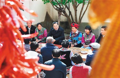3月24日，俞正聲在云南省武定縣插甸鄉(xiāng)彝族小院農(nóng)戶(hù)家中進(jìn)行座談交流，聽(tīng)取基層黨員群眾意見(jiàn)建議。
