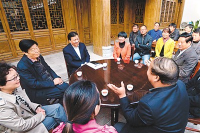 3月23日，劉云山在陜西省咸陽(yáng)市禮泉縣煙霞鎮(zhèn)袁家村與基層干部群眾座談，聽(tīng)取對(duì)教育實(shí)踐活動(dòng)的意見(jiàn)建議。