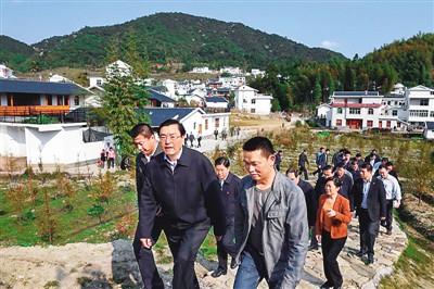 3月25日，張德江在福建省上杭縣古田鎮(zhèn)吳地村看望群眾。