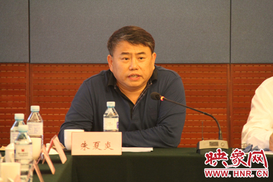 河南省委宣傳部副部長、省廣電局局長、省新聞出版局局長朱夏炎在研討會(huì)上致辭。