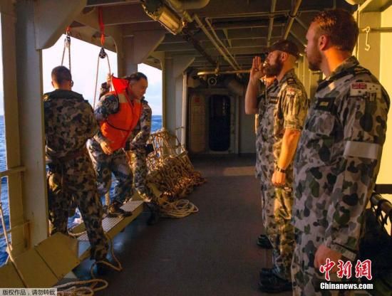 　據(jù)澳大利亞海軍4月11日發(fā)布的圖片顯示，中澳海軍海上聯(lián)合搜尋失聯(lián)客機(jī)。據(jù)悉，澳大利亞總理當(dāng)天表示，澳方執(zhí)行搜尋失聯(lián)客機(jī)任務(wù)的搜救人員已獲知黑匣子的大致位置。