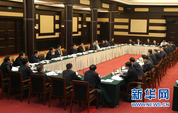 4月28日，中共中央政治局常委、國務(wù)院總理李克強(qiáng)在重慶主持召開座談會