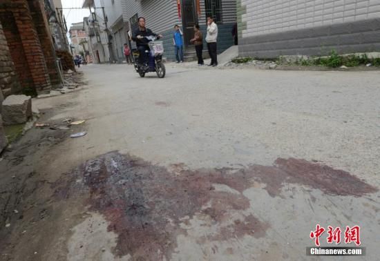 4月28日，福建省福州市閩侯縣發(fā)生一起惡性駕車撞人事件，圖為事發(fā)現(xiàn)場血跡斑斑。中新社發(fā) 劉可耕 攝