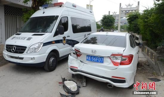 4月28日，福建省福州市閩侯縣發(fā)生一起惡性駕車撞人事件，圖為被撞車輛損毀嚴重。經初查，該肇事男子叫林某新（漢族，37歲，福州長樂人），因婚姻問題，情緒失控，駕車從閩侯縣青口鎮(zhèn)往尚干鎮(zhèn)方向，沿奔馳大道行駛，連續(xù)撞人。中新社發(fā) 劉可耕 攝