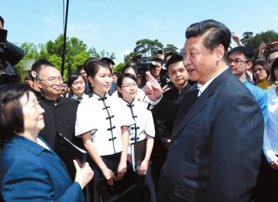 習(xí)近平在校園觀看北大師生紀(jì)念五四運(yùn)動95周年青春詩會時(shí)同朗誦者親切交談。新華社發(fā)