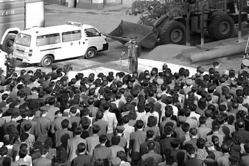　17日，一名朝鮮高官在事故現(xiàn)場(chǎng)向市民致歉。