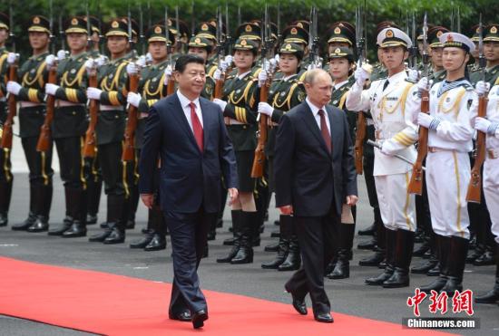 5月20日，中國國家主席習(xí)近平在上海舉行儀式歡迎俄羅斯總統(tǒng)普京訪華。中新社發(fā) 廖攀 攝