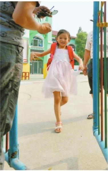　　昨日，潛江市浩口鎮(zhèn)第三小學(xué)已被戒嚴(yán)，下午幼兒園學(xué)生放學(xué)時，一些家長前來接孩子