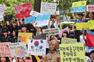 6月4日,韓國首爾,韓國慰安婦和民眾在日本駐韓大使館門前集會,要求日本政府承認(rèn)并解決慰安婦問題。