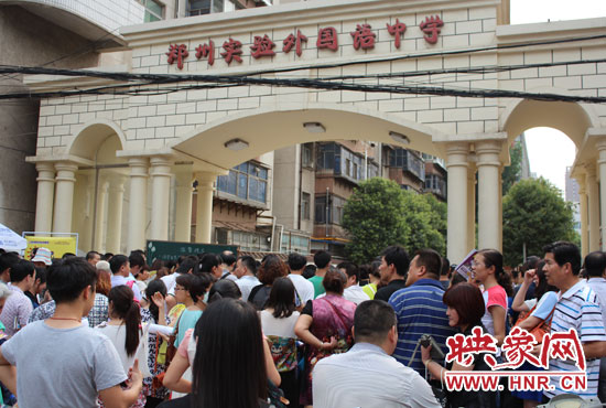 考試快結(jié)束時(shí)，陪考的家長涌入學(xué)校接孩子。