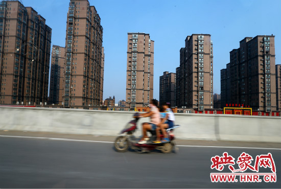 三環(huán)快速路開通后，仍有一些電動(dòng)車違規(guī)上橋。