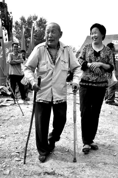 2011年6月26日，何兆勝在三女兒的陪伴下漫步在搬遷現(xiàn)場(chǎng)。