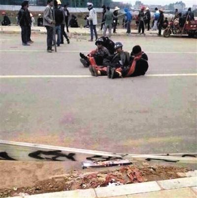 14日，沖突現(xiàn)場(chǎng)，幾名頭戴鋼盔的人被捆綁著。圖/東方IC