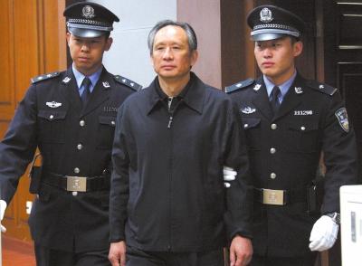 昨天，被告人張曙光在法庭上聽取宣判。新華社發(fā)