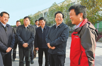 　11月4日下午,省委書記、省人大常委會主任郭庚茂在襄城縣精美鞋業(yè)有限公司調(diào)研。記者 杜小偉/攝