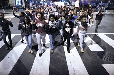 　24日，美國(guó)華盛頓，民眾在白宮前參加示威，抗議不起訴槍殺黑人青年的白人警察。