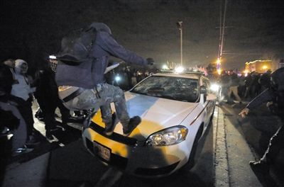 11月24日，圣路易斯市，示威者得知涉案警察被免予起訴消息后表達(dá)不滿?！? width=