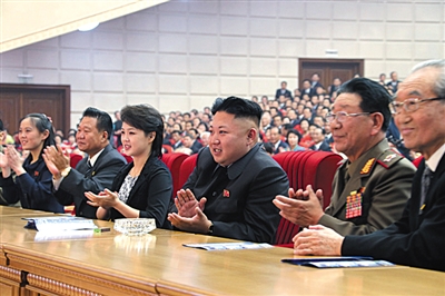 　5月19日，金正恩和夫人李雪主觀看演出，金與正（左一）坐在金正恩右邊第三個位置。