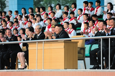 5月2日，金正恩與金與正（前排左二）一起觀看比賽。
