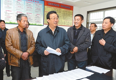 11月25日下午，省委書記、省人大常委會(huì)主任郭庚茂在延津縣石婆固鎮(zhèn)集北村與村民親切交談。