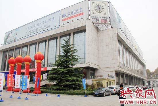11月28日，記者從鄭州市政府獲悉，河南省人民會堂決定拆除違法存在10多年的巨型樓頂廣告。