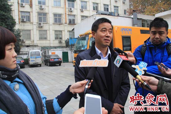 鄭州城市管理局行政執(zhí)法監(jiān)察支隊二大隊副大隊長杜陸水就“河南省人民會堂違法戶外廣告”一事，接受媒體采訪