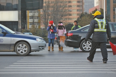 過斑馬線，行人左顧右盼，汽車寸土必爭。