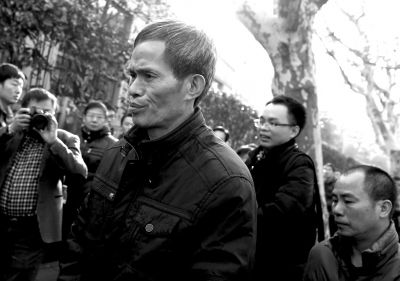 被告人林森浩的父親林尊耀準備進入法院。